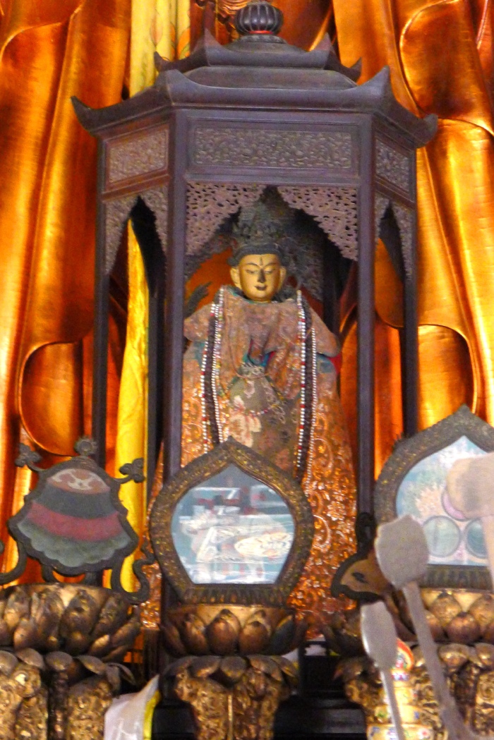 雍和宫是敬香礼佛和旅游观光的好去处