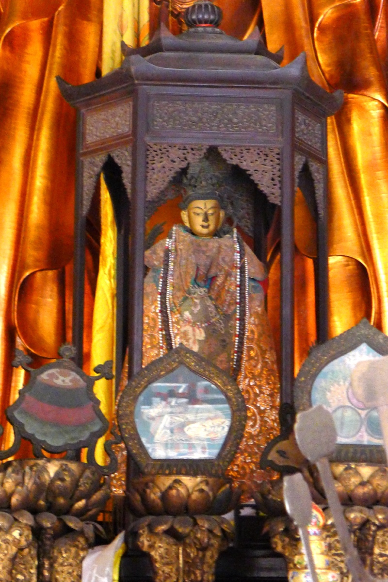 雍和宫是敬香礼佛和旅游观光的好去处