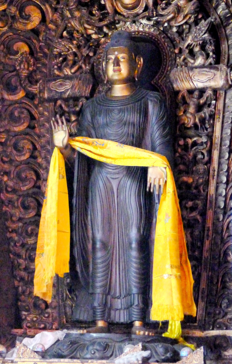 雍和宫是敬香礼佛和旅游观光的好去处