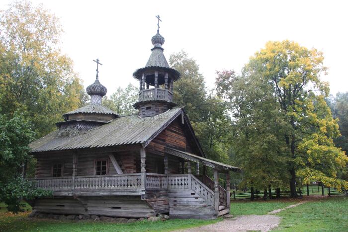 这里有木制的农家,粮仓,还有木制的教堂等20多处建筑,这些木屋里面都