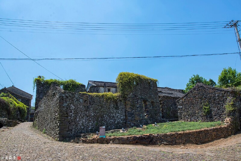 整个村子里居住的原住民并不多,最多的是青灰色的石头
