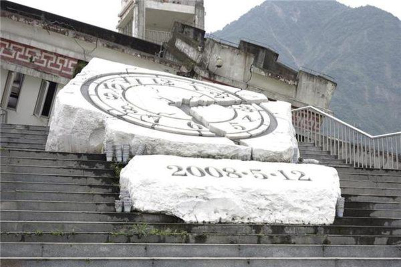 為了銘記這段慘痛的歷史,當地在漩口中學地震遺址上建起了汶川地震