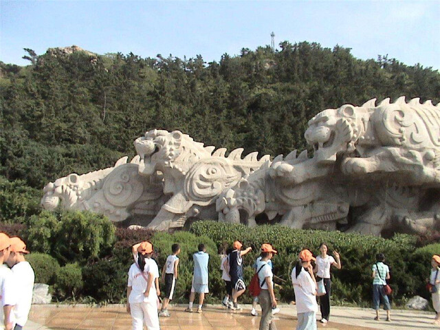 大理石精雕而成,重达2,000多吨,6只形态各异的老虎,头向东方,迎风长啸