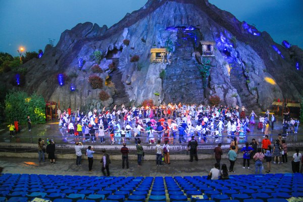 我们开始观赏世界三大名秀之一的舞台剧——宋城千古情,这是一部反映