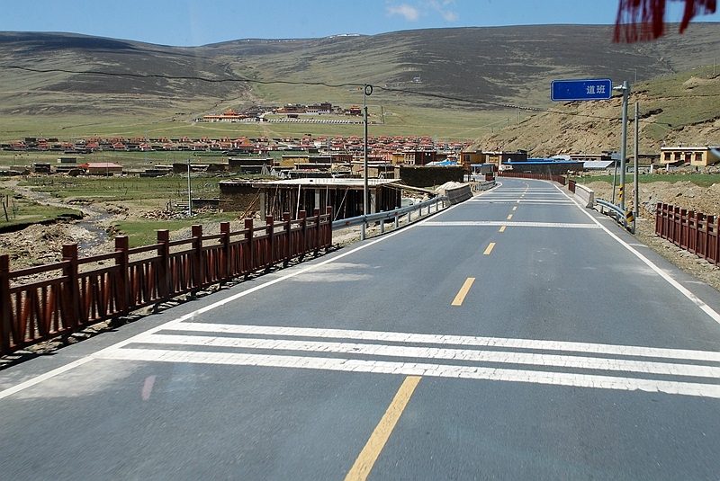 公路逐渐地在下降,偶尔可以看到村庄了,沿着318国道,在中午时分,我们