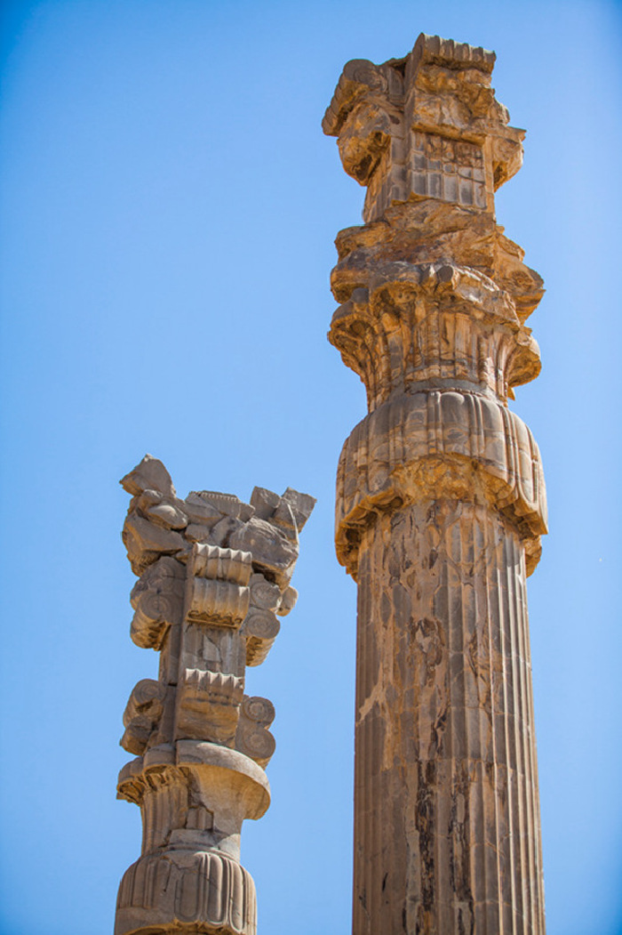 进了门就是长廊,两侧均有石柱.