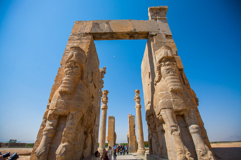 巴比伦语,和埃兰语写了三次:"我奉最高神之名,修建了万国门