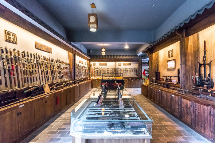 青瓷博物馆〕 龙泉青瓷博物馆是世界上唯一系统介绍龙泉窑发展历史