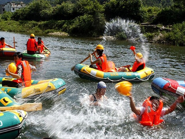 游玩时长:约3小时30分钟 抵达优胜美地景区,换好漂流装备,让我们驾着