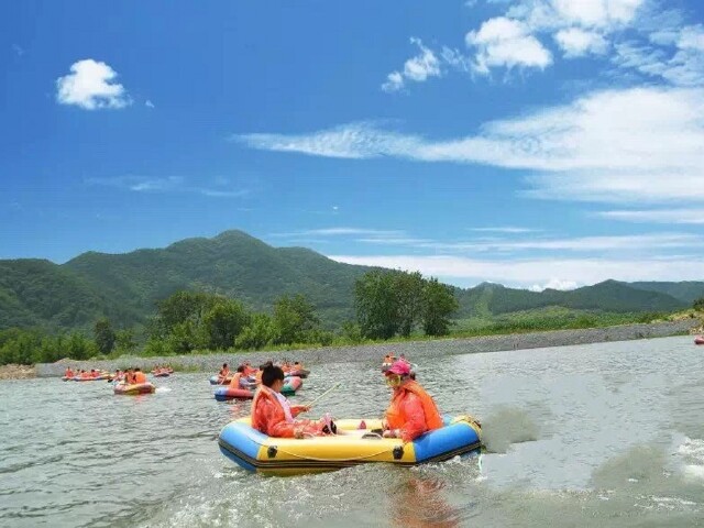 游玩时长:约3小时30分钟 抵达优胜美地景区,换好漂流装备,让我们驾着