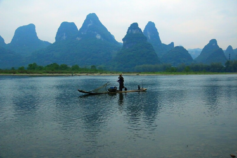 在平静的江面荡起一道道涟漪……船浪过处,犹如卷动的山水画卷