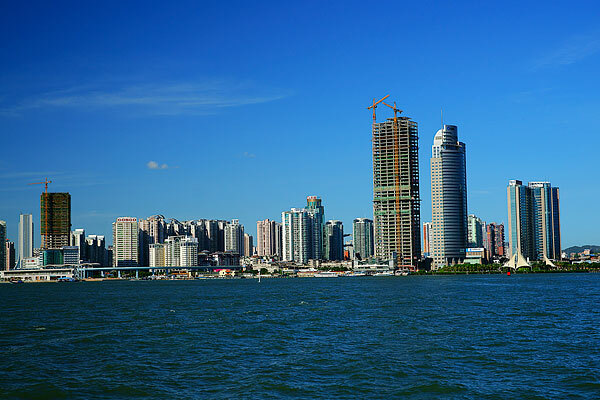 厦门的主要地区以平原和丘陵为主,厦门海域是一个天然的避风港,水深且