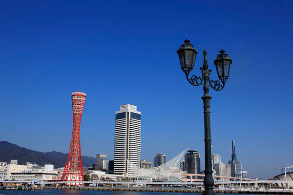 神户港塔位于日本兵库县神户市的美利坚公园内,是神户市著名的建筑.