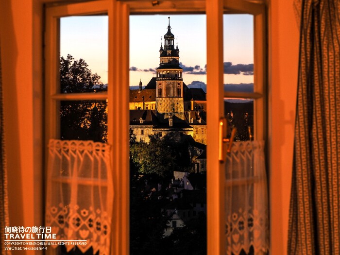 当夕阳的余光就快褪却,城堡里亮起了灯,我与杨先生站在窗前眺望眼前