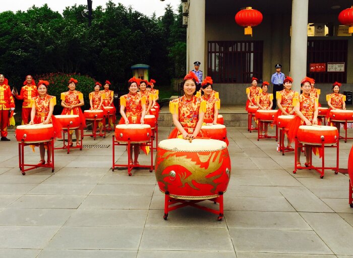 迎宾大鼓红妆飒爽,巾帼不让须眉.