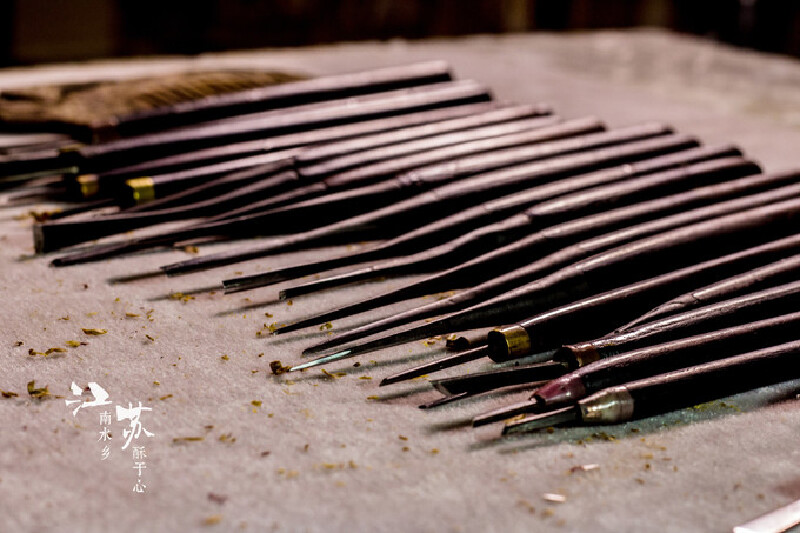 坚硬的刻刀在匠人的手里游走出柔美的曲线.