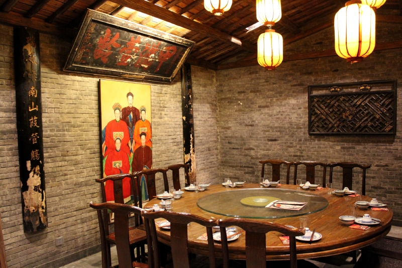 浓郁民俗风格基础之上,又有创新和升华,数百种民厨小食,田园时蔬,家常