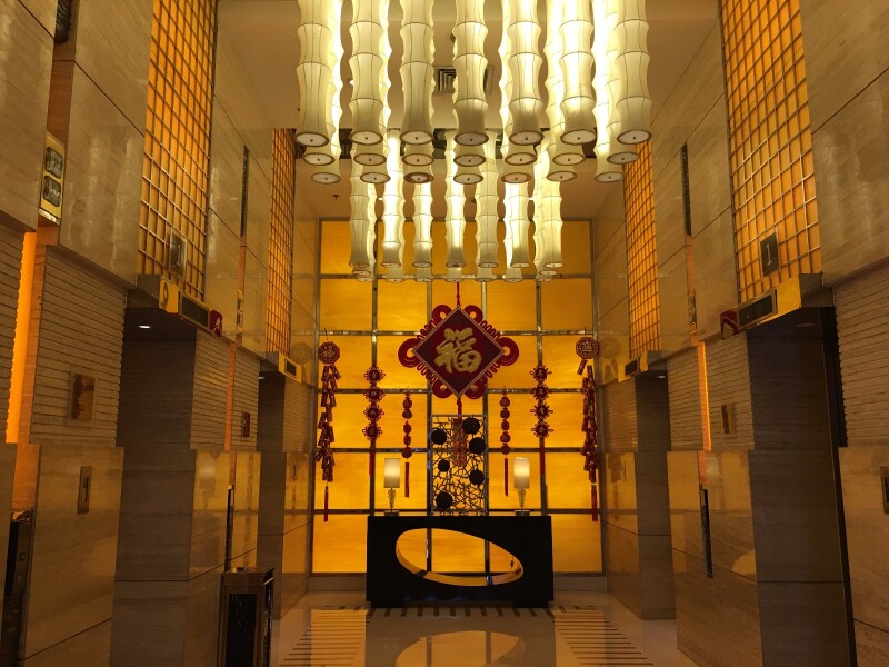 步入酒店大堂,宽敞明亮,充满年味的布置令整个酒店处处充满了喜气洋洋