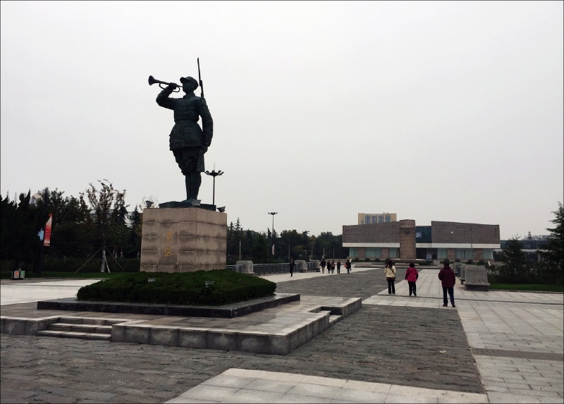 车行一个多小时,到达盐城,直奔新四军纪念馆