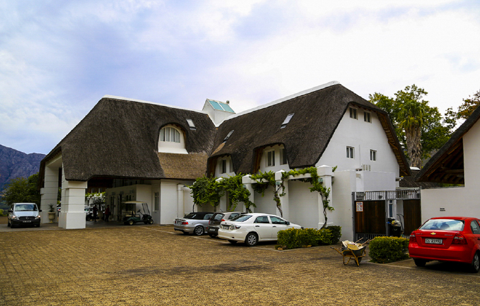 这一晚,又是一个惊喜,我们住宿法国小镇四星级茅草屋宾馆