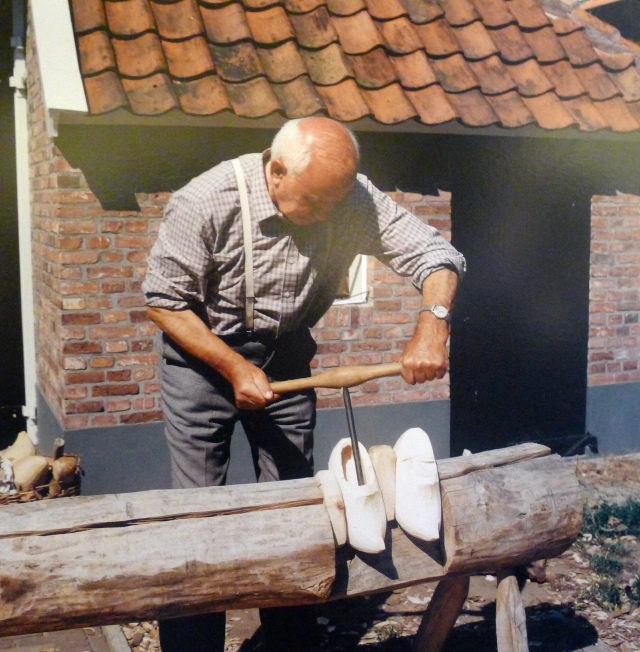 文章的一开始,我们提到木鞋,现在荷兰人已经很少穿了,只是在一些乡下