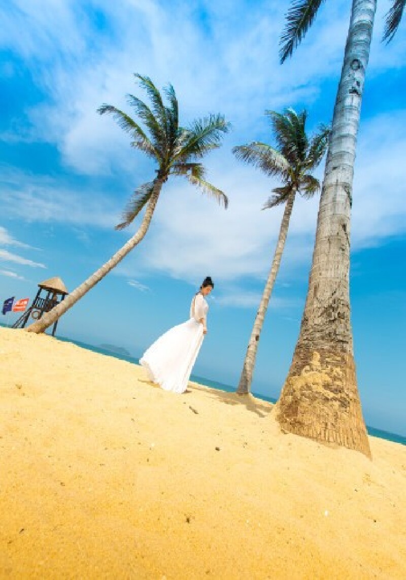 玩耍清澈见底的游泳池水亚龙湾三亚君澜度假酒店期待一场海边婚礼吗