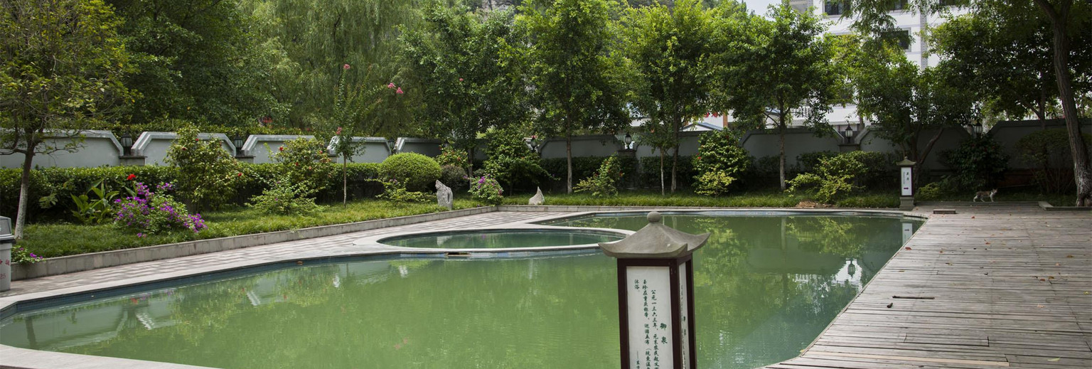 天赐温泉度假区位于重庆九龙坡区后花园——含谷经济开发区,距市区不