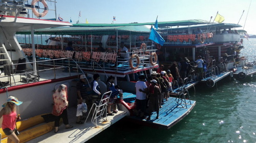 登船出海 跟随导游的带领随着大部队前往码头,码头是一个很长很长的