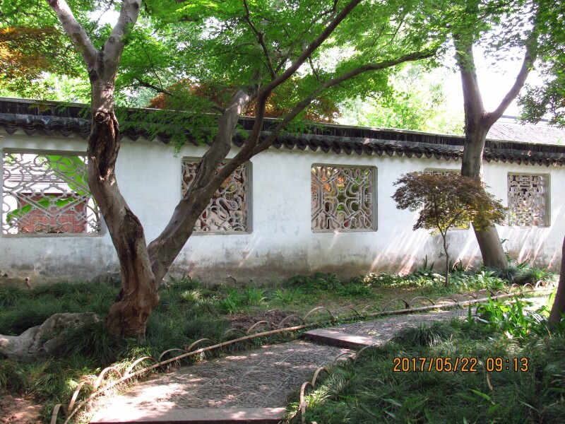 园中围墙上的窗格,造型琳琅满目.