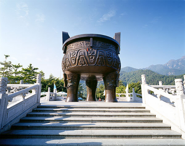 鼎湖山是岭南四大名山之首",与丹霞山,罗浮山,西樵山合称为广东省四大