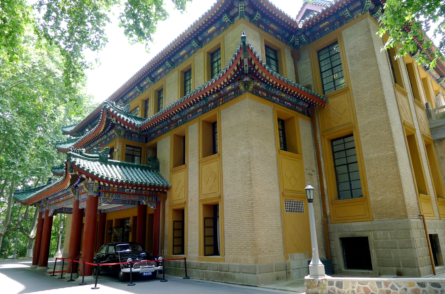 鸟瞰美龄宫像宝石项坠并不是最近才发现的