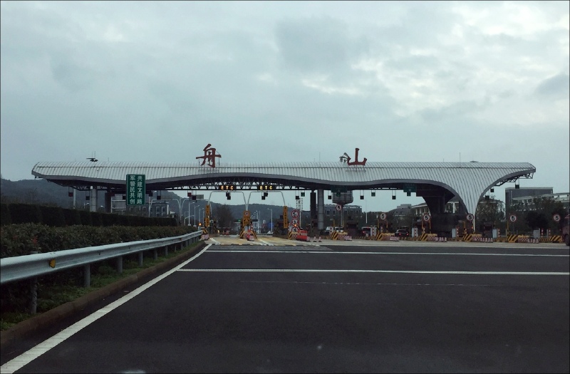 车速自然慢 ,走绕城高速,约一小时后,上了g9211(甬舟高速),顿时天海