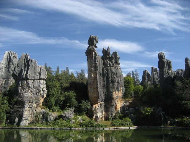 阿诗玛已化成一座身材硕长,微微仰首的山峰.