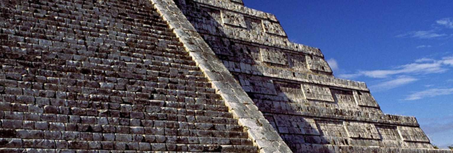 玛雅金字塔的光影蛇形图片