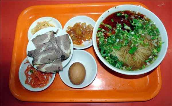 峨眉兰州拉面又称牛肉面,是清朝乾隆年间由当地名厨马保友(字予绍)亲