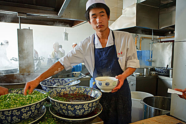 峨眉兰州拉面又称牛肉面,是清朝乾隆年间由当地名厨马保友(字予绍)亲