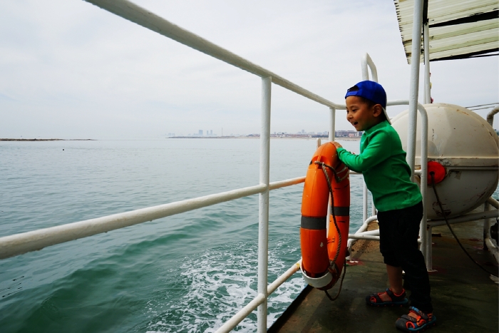 坐船出海,孩子还是很兴奋的.