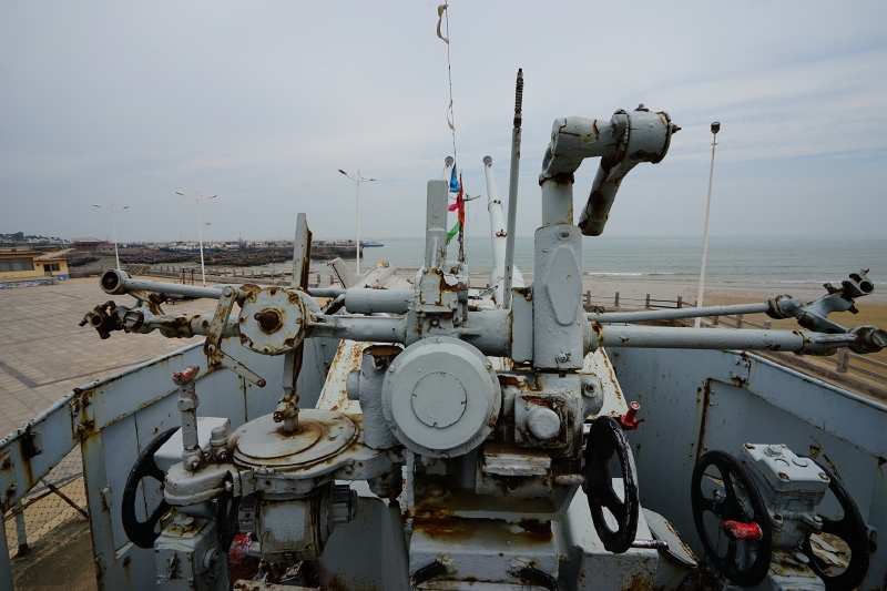 这是船尾半封闭结构的66式双联装57毫米舰炮,用于歼灭6000米以内的水