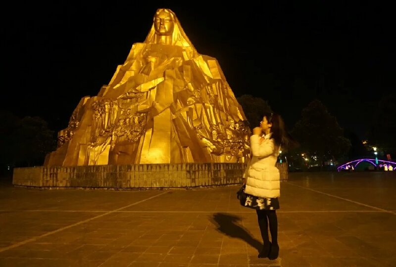 我们从东方路一路步行到腾越文化广场,必须和标志性建筑"高黎贡山母亲