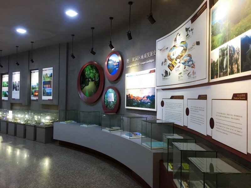 野三坡地质博物馆就坐落在百里峡景区的门口处,不过这里可算是微型
