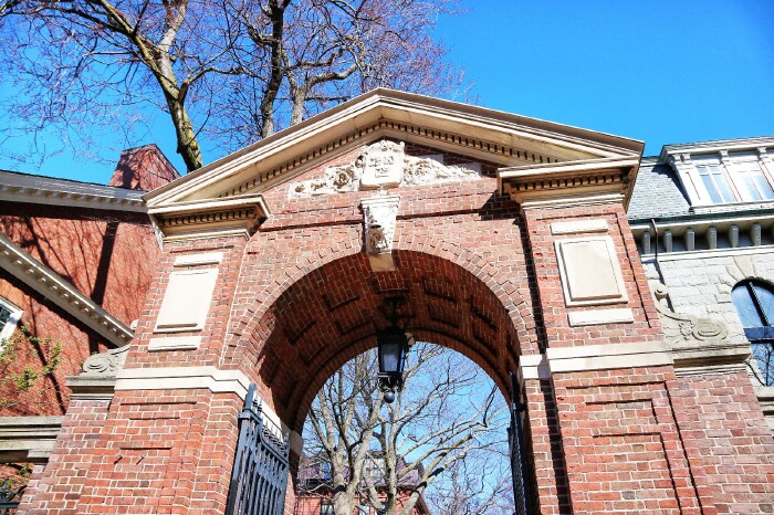 哈佛没有一个正式的大门,所有的门都是这样的小门