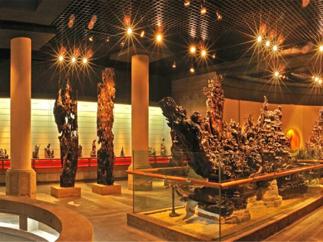 乐山大佛绿色旅游通道的苏稽古镇,是一座以乌木雕刻艺术为主要内容