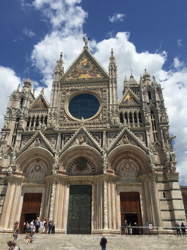 相比米兰大教堂,圣母百花大教堂,圣马可