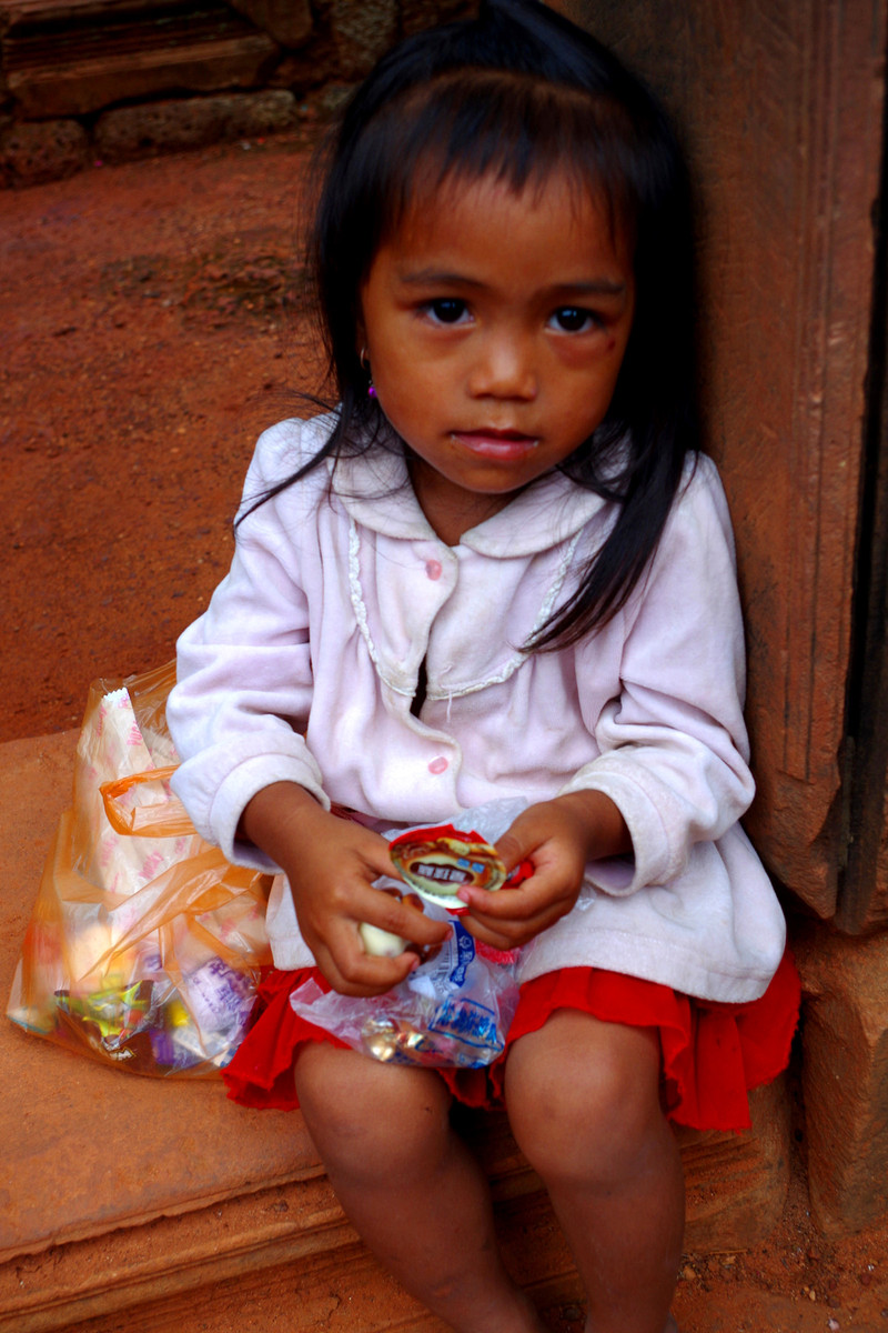 柬埔寨小女孩 乞讨图片