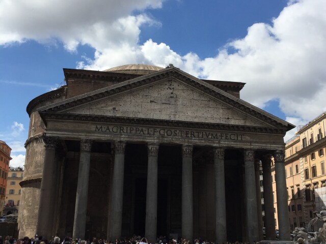 精美的圆形拱顶,直径和距地面的高度都是43米.