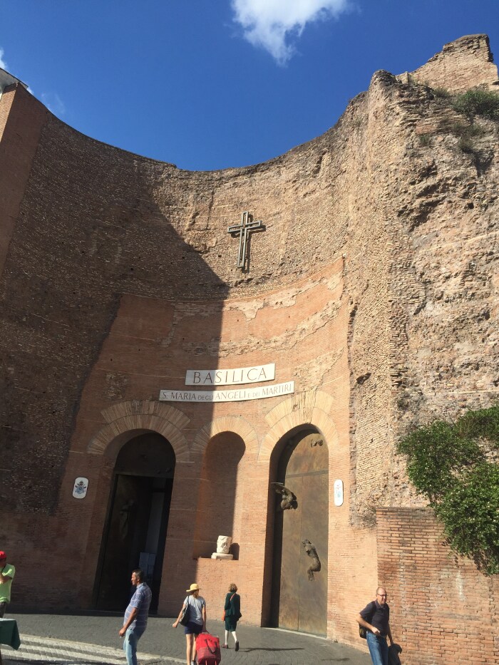 开国国王埃马努埃莱二世的镀金骑马铜像,被意大利人民称为"祖国祭坛"