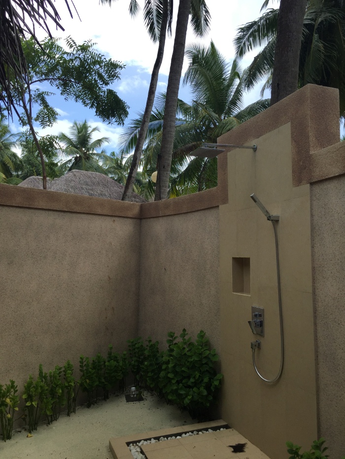 私密性很好的露天淋浴,还有一个封闭式透明的淋浴房在旁边.