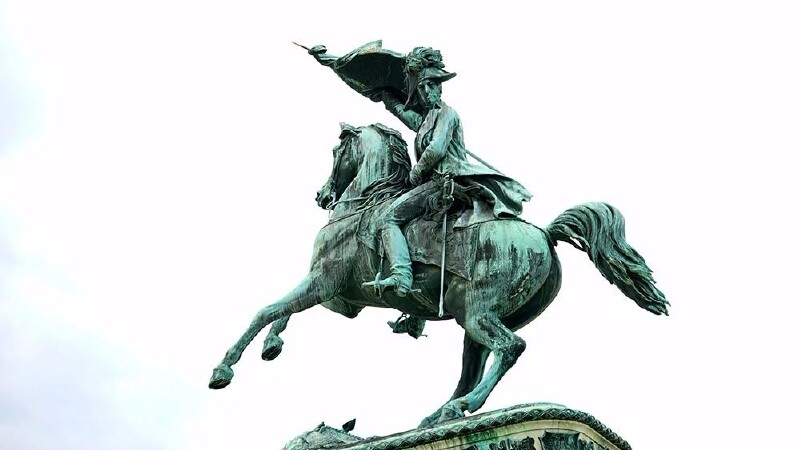 时击溃土耳其的英雄;另一个是卡尔大公,他曾成功抵御了拿破仑的侵略