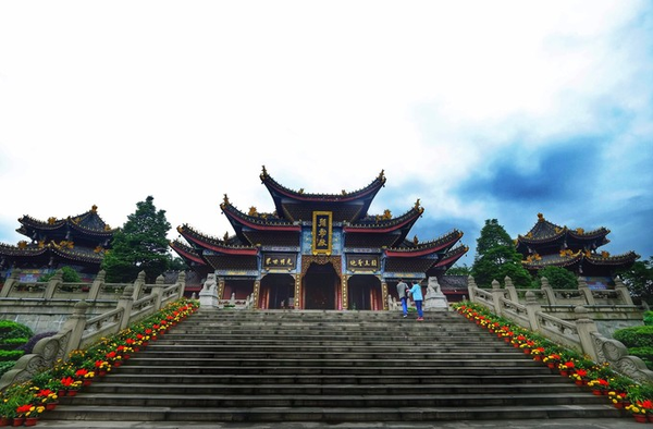 大佛禪院原名大佛寺,建築結構縝密,擁有多重大殿和諸多禪房.