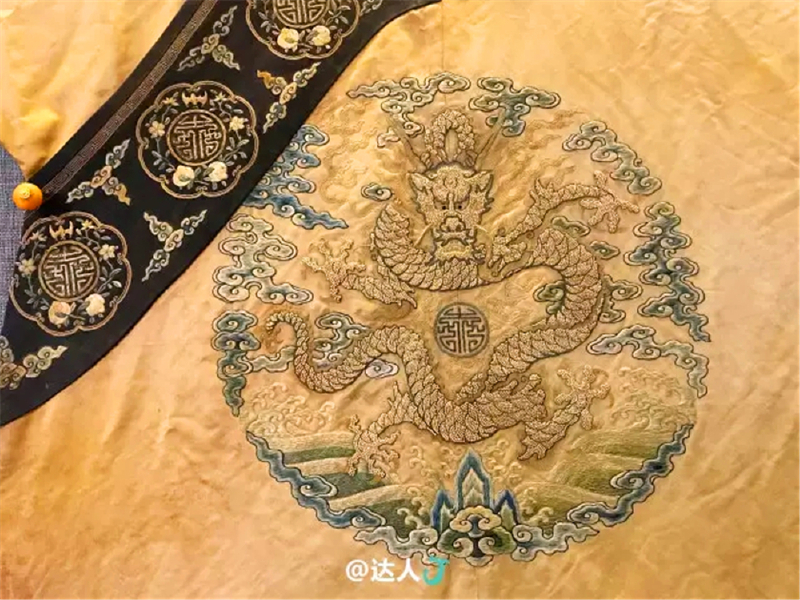 另一镇馆之宝:荣宪公主下葬时的珍珠团龙袍